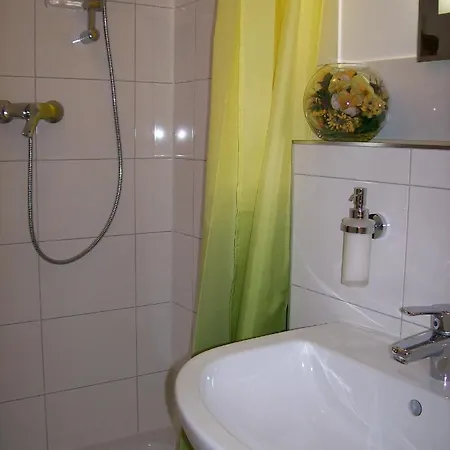 Gastehaus „haus Am Hahnenberg“ Bed & Breakfast *